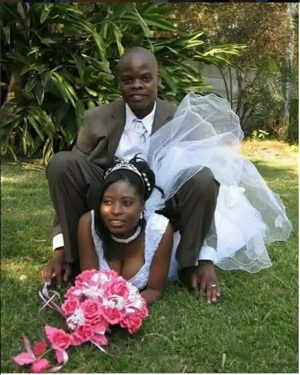 Lolz!! Checkout This Hilarious Wedding Pose